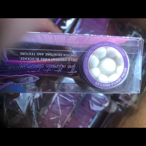 Clean Freak" 2in1 Cleanse & Exfoliate Brush - Picture 2 of 7